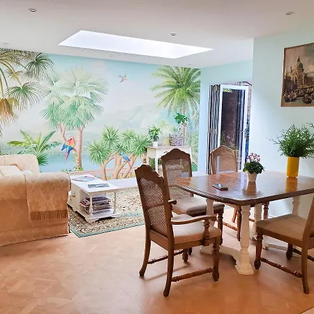 Spacious Refurbished Flat With A Garden Near Tube, Train, Thames And The City Center